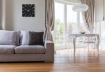 Hodiny na zeď jako stylový doplněk: Jak vybrat ideální model pro každý interiér